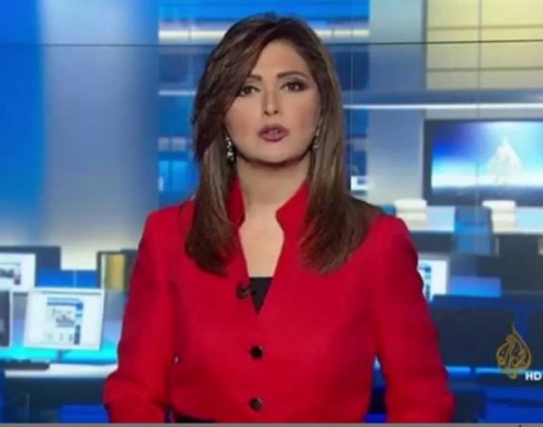 شوف دلوقتي: اجمل اعلاميات قناة الجزيرة المذيعة الحسناء إيمان عياد تنسى أنها على الهواء مباشرة .. وما فعلته مع زميلها فاجاء الجميع وأثار جنون المشاهدين (فيديو)