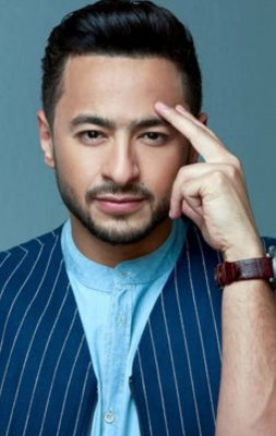 ما فعله الفنان ’’حمادة هلال‘‘ لحظات رفع أذان وصلاة المغرب وهو يغني على المسرح فجر غضباً واسعاً !! (شوف دلوقتي)