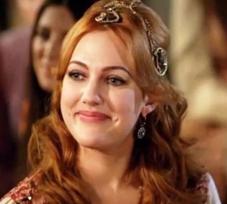 بطلة مسلسل (حريم السلطان) مريم أوزرلي: تفقد بوصلة الأدب بإطلالة صاروخية مبللة بحوض الإستحمام دون ملابس !!