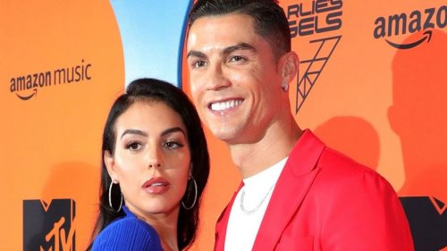 جورجينا تخرج عن صمتها في لحظة ضعف وتفضح أسرار غرفة النوم الخاصة مع النجم كريستيانو.. هذا ما نفعله سوياً كل يوم بالسر و دون أن يعلم أحد !! (شوف دلوقتي)