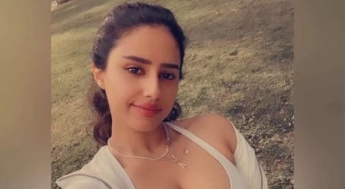 السعودية ’’آش العتيبي’’ تظهر دون ملابس تماماً وتغطي مناطقها الانثوية بيديها !! (شوف دلوقتي)