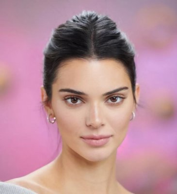 آثارة واغراء غير اعتتيادي .. كيندال جينر تشعل لإنترنت بسبب فتحة فستانها الفاضحة .. ظهور المستور امام الملأ