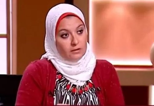 متصلة وقحة تنزع ثوب الخجل..( أمارس العلاقة الحميمة مع صديقتي المقربة يومياً ودون أنقطاع)..اعمل إيه؟ رد غير متوقع من هبة قطب صدم عمرو الليثي !!