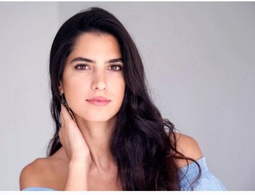 انزلاق فستان اللبنانية كارمن بصيبص نجم مسلسل عروس بيروت أثناء التصوير ليظهر صدرها الطاغي بضوح امام الجميع لن تصدق حجمة !! (شوف دلوقتي)