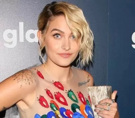 ابنة مايكل جاكسون تستعرض خلفيتها بصورة فاضحة للغاية بعد أجرائها عملية تكبير !! (شوف دلوقتي)