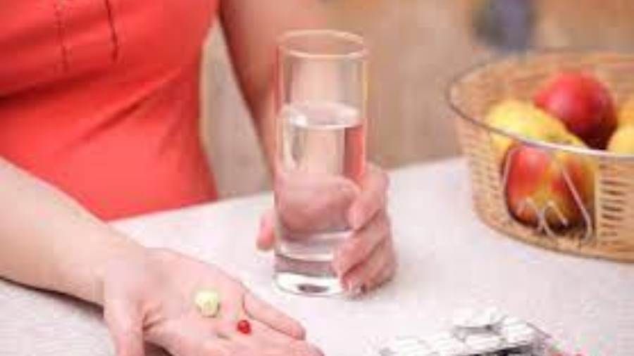 هكذا نساعد الجسم عند تناول الأدوية