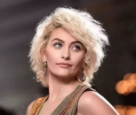 شوف دلوقتي... ابنه مايكل جاكسون تنزع ملابسها كاملة وصديقها لم يستحمل و أرتكب فعلته الصارخة معها أمام الكاميرات وبدون خجل !