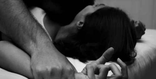 مراهقة مصرية شديدة الجمال تتخلى عن شرفها تماماً وتفعلها مع مسن ستيني ثري.. تسللت لغرفته وما حدث بعد ذالك صدم كل الأردنيين و العرب اجمع!!)