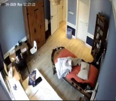 رجل سعودي يضع كاميرا مراقبة لزوجته الجميلة في غرفة النوم .. وبعد خروجه من المنزل اكتشف الصدمة الغير متوقعة !!