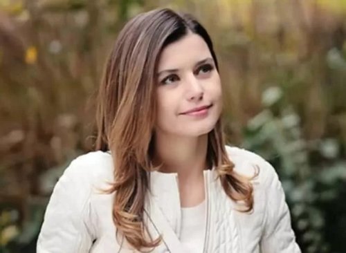 الصورة التي تجعل ’بيرين سات‘‘ بطلة مسلسل العشق الممنوع لا تنام الليل خوفا من انتشارها ..