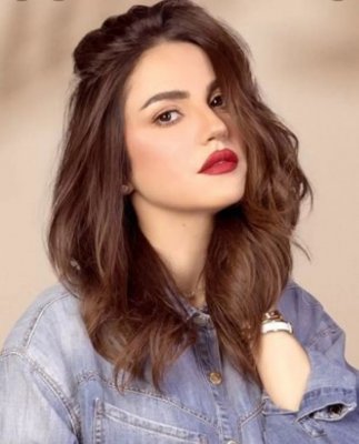 صاروخ ارض جو :الفنانة درة زروق بدون حمالة صدر وفستان فصل جسمها بشكل صارخ على السجادة الحمراء جننت الشباب ..شوف دلوقتي