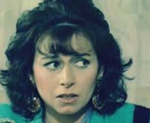 ظهور مزري وصادم للغاية لـ (سنية) ابنة نور الشريف في المسلسل الشهير لن اعيش في جلباب أبي .. لن تصدقوا كيف اصبح شكلها عجوز مسنة شاحبة بعد ان اصيبت بهذا المرض النادر!.