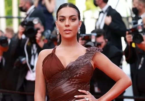 شاهد ..حبيبة رونالدو ’’جورجينا‘‘ تفاجئ الجميع وترتدي الحجاب لأول مرة والجمهور لا يصدق !! (صورة)