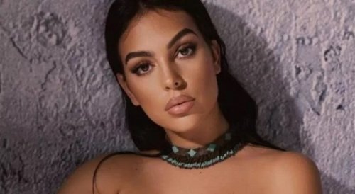 شاهد .. فضيحة مدوية.. جورجينا حبيبة كريستيانو تجلس بشكل مُثير وأرتفاع فستانها القصير وحدث ما لم يكن بالحسبان !