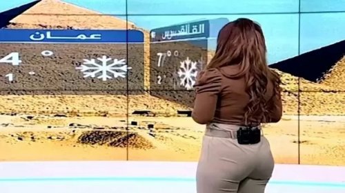 مذيعة عربية كارثية الجمال لم يخبروها أن البث المباشر قد بدأ وما فعلته دون أن تعلم صدم الكل ولم يتوقعة أحد !! (فيديو)