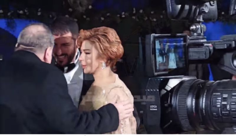 شاهد بالصور.. أصالة تحتضن طليقها أيمن الذهبي بعد بكائه في حفل زفاف ابنتهما "شام"