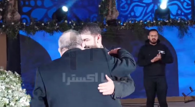 شاهد بالصور.. أصالة تحتضن طليقها أيمن الذهبي بعد بكائه في حفل زفاف ابنتهما "شام"