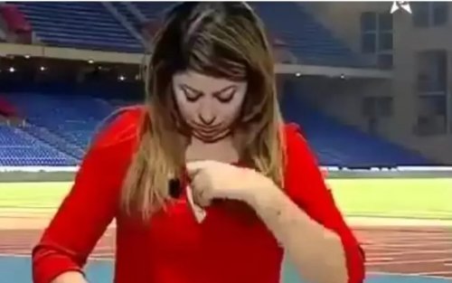 اعلامية المغربية ساحرة الجمال والحسن نسيت أنها على البث المباشر وما فعلته دون ذرة خجل فجر غضب كل المغربيين !! (فيديو)