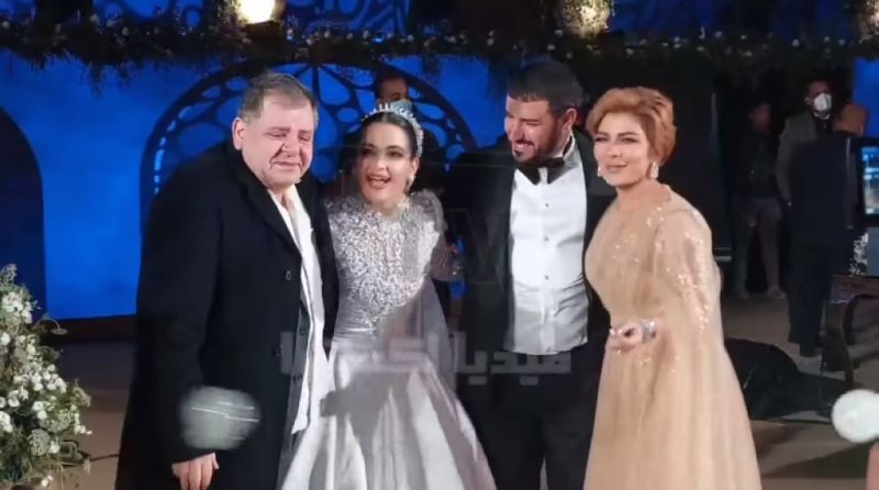 شاهد بالصور.. أصالة تحتضن طليقها أيمن الذهبي بعد بكائه في حفل زفاف ابنتهما "شام"