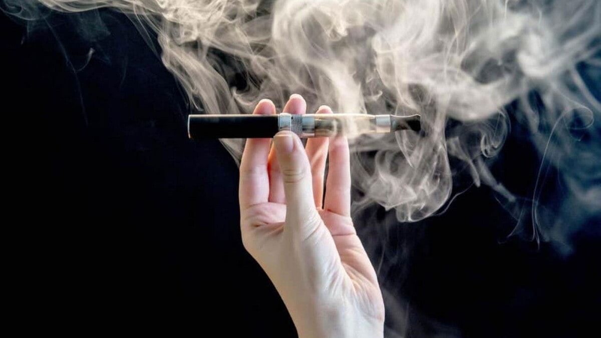 فيديو صادم لطفلة تدخن سيجارة إلكترونية في السعودية.. والسلطات تتدخل