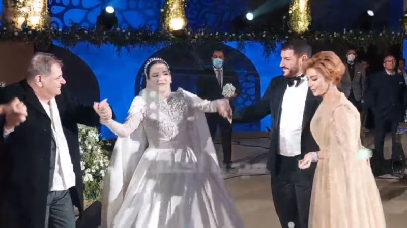 شاهد بالصور.. أصالة تحتضن طليقها أيمن الذهبي بعد بكائه في حفل زفاف ابنتهما "شام"