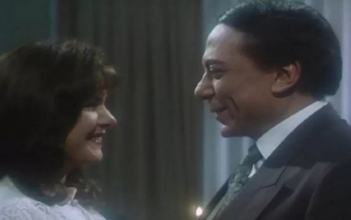 رد فعل غير متوقع من الراحل سمير غانم..على قبلة عادل إمام لزوجته دلال عبدالعزيز في( فيلم النوم في العسل)