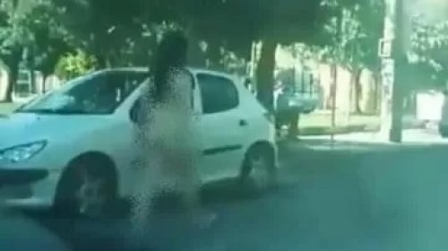 فتاة سكرانة فاتنة الجمال تتجول بملابس خادشة في شوارع الجزائر .. وبياض جسمها يسلب العقول !! (شوف دلوقتي)