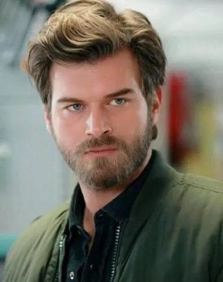 فاكرين كيفانش تاتليتوغ بطل مسلسل (نور ومهند) تعرض اليوم لفضيحة كبرى بظهوره بوضعية صادمة دون ملابس مع والده هل يمارسان الرذيلة ..شوف دلوقتي