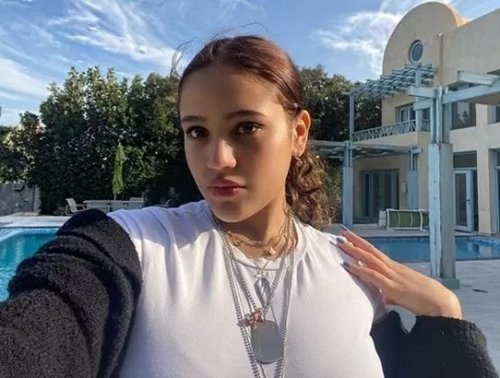 جنا أبنة ’’عمرو دياب‘‘ بحمالة الصدر فقط في أحضان حبيبها وهو دون ملابس،!! (شوف دلوقتي)