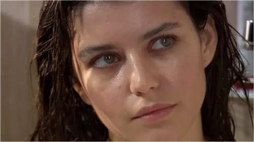 اتذكرون الحسناء سمر بطلة العشق الممنوع شاهدوا اليوم كيف خلعت ملابسها كاملة وتمارس الرذيلة في مشهد علني وتتعرض لانتقادات لاذعة... اتفرج