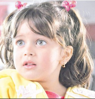 وجه جميل وجسد انثوي مثير .. هل ما زلتم تتذكرون الطفلة ساندي ابنة هاني رمزي في فيلم (سامي أكسيد الكربون) .. شوف دلوقتي كيف اصبحت الأن !