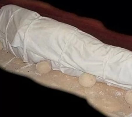 امرأة مصرية توفيت فجئة فرفضوا اولادها تغسيلها ولا حتى إعطاءها كفن.. فتكفلت (طبيبة) بتغسيل الجثة وأثناء ذلك شاهدت علامة في جثمان المتوفية صعقتها وافقدتها صوابها (صور)