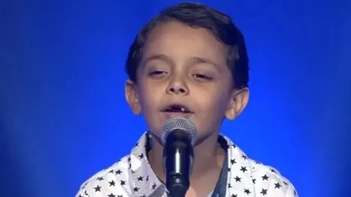 فاكرين الطفل الصغير (أحمد السيسي) نجم ذا فويس كيدز و الذي أذهل نانسي عجرم؟.. شاهدو كيف تغير شكلة بعد مرور 5 أعوام وكيف خطف عقول الفتيات !!