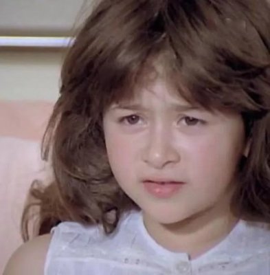 سريعين الملاحظة فقط من سيعرفونها .. هذه الطفلة الجميلة اتقنت الفن منذ نعومة اظافرها .. واليوم اصبحت اجمل الفنانات في مصر والمفاجاه انها ابنة ممثلين كبار ..شاهدوا من تكون؟!