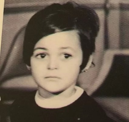 هذه الطفلة الكيوت اصبحت اليوم اشهر ممثلة ولقبت بملكة جمال التسعينات.. شاركت عادل إمام وتزوجت شقيق فنانة شهيرة