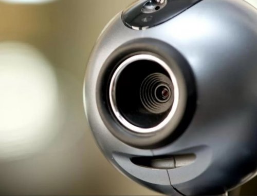 زوج سعودي يضع كاميرا مراقبة سرية في منزله ليكتشف ما تفعله زوجته الحسناء بالليل أثناء نومه.. وفي الصباح كانت الصدمة التي لم يكن يتوقعها!