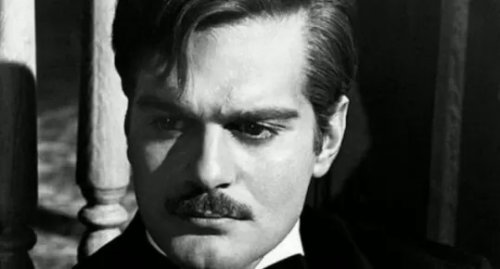 عمر الشريف.. معجبة أمريكية طلبت منه أمور منافية للآداب تحت تهديد السلاح.. لن تصدق ردة فعله