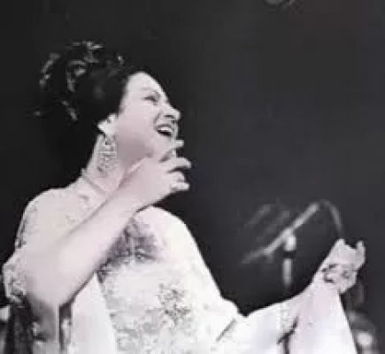 شوف دلوقتي :من هو الفنان الوحيد الذي استطاع أن ينافس "العندليب" عبدالحليم حافظ وتجرأ على رفض تقبيل يد أم كلثوم؟ ستنصدمون عند معرفة هويته