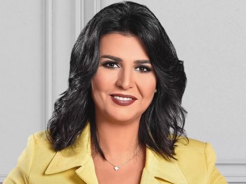 اطلالة مفزعة ... صور الاعلامية منى الشاذلي قبل البوتوكس والفيلر تشعل مواقع التواصل الاجتماعي .. الملامح مختلفة تماماً والمفاجأة في تسريحة شعرها الذي عرضتها للسخرية.. شوف دلوقتي