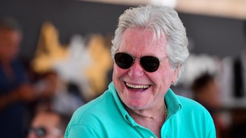 صورة نادرة لزوجة الفنان الوسيم حسين فهمي الأولى تشعل مواقع التواصل الاجتماعي .. تعرفوا عليها وعلى إبنته (نائلة) ..