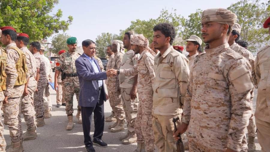 البحسني يكرم نقطة مركز بلفقيه إثر إحباطها أكثر من 25 عملية تهريب مخدرات