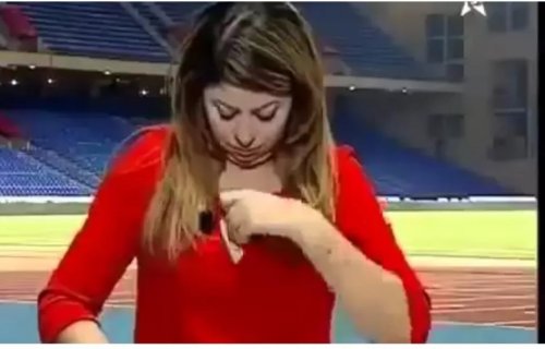 مذيعة مغربية فاتنة الجمال نسيت أنها على البث المباشر وما فعلته دون ذرة خجل فجر غضب كل المغربيين !!شوف دلوقتي