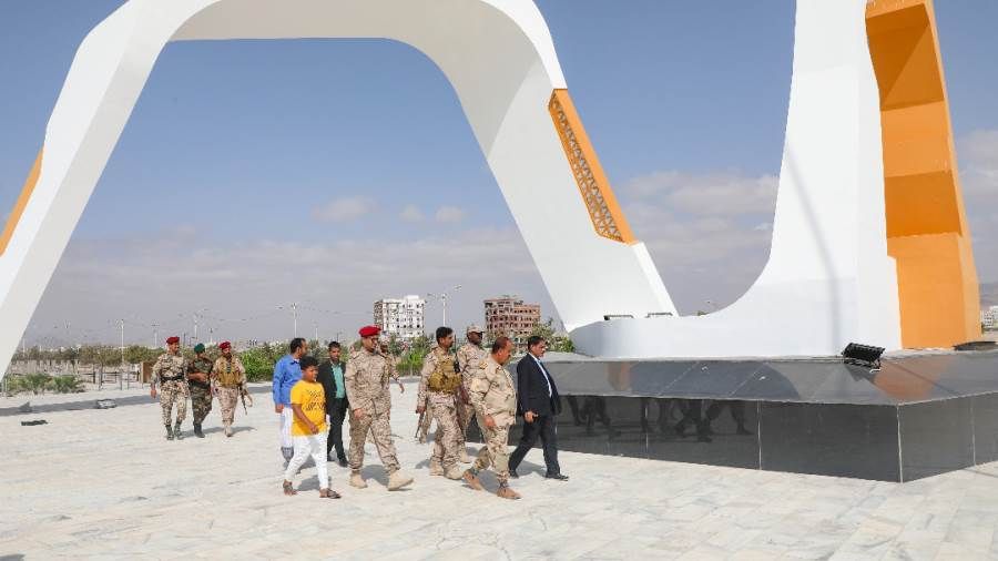 البحسني يطلع على صيانة النصب التذكاري وساحة شهداء حضرموت