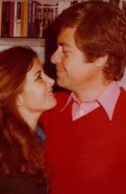 طغت على الفنانة ميرفت أمين بجمالها الساحر .. شوف دلوقتي صورة نادره لزوجة الفنان حسين فهمي الأولى تسحر الانظار وتخطفها بحسنها الأخاذ .. كأنها حورية تمشي على الأرض.