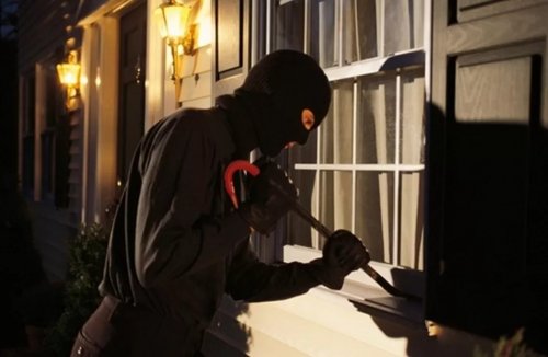 لص يقتحم منزل فتاة أردنية حسناء وعندما وجدها نائمة لم يتحمل وهذا ما فعله بها و صدم الشرطة و كل المحققين !