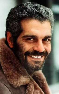 موقف محرج للغاية للفنان العالمي عمر الشريف .. معجبة أمريكية طلبت منه أمور منافية للآداب تحت تهديد السلاح ..