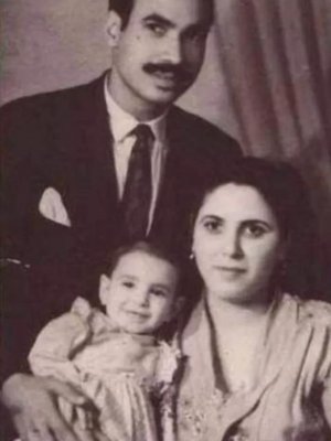 هذه الطفلة الكيوتة أصبحت اشهر نجمات الشاشة المصرية.. مثلت مع العندليب ونور الشريف.. ونهايتها كانت مأساوية!