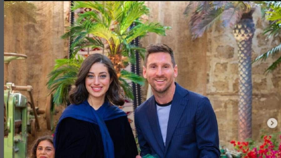 شاهد.. لاعبة منتخب السعودية تقدم هدية لميسي