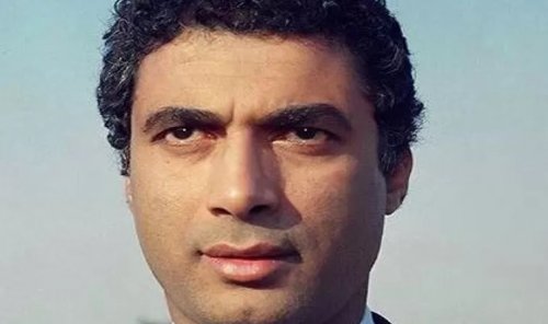 قبلة جريئة من أحمد الزكي تقود فنانة شهيرة إلى الاعتزال بعدما سالت الدماء من شفتيها .. لن تصدق من تكون ؟