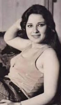 فنانة حسناء سحرت الجميع بجمالها .. تزوجت فنان شهير بعد مشهد عاطفي وبعد 4 ساعات من الزفاف.. فرت هربًا مرعوبة من منزله وطلبت الطلاق!